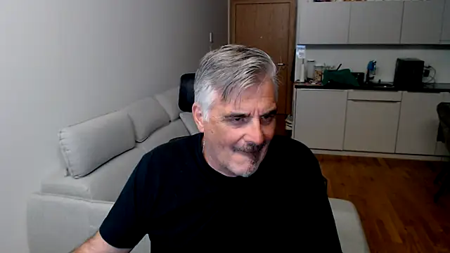 Snapshot of Buidapest chatting on 11/17/25, 01:55 Buidapest online show from 11/17/25, 01:55