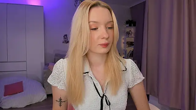 Snapshot of Tiffany_Paw chatting on 12/02/25, 03:23 Tiffany Paw online show from 12/02/25, 03:23