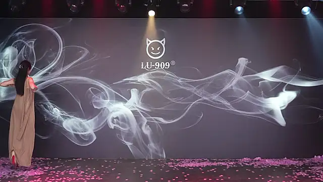 Snapshot of LU-909 chatting on 11/26/25, 08:04 LU-909 online show from 11/26/25, 08:04