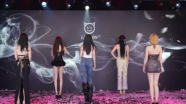 Snapshot of LU-909 chatting on 11/28/25, 08:06 LU-909 online show from 11/28/25, 08:06