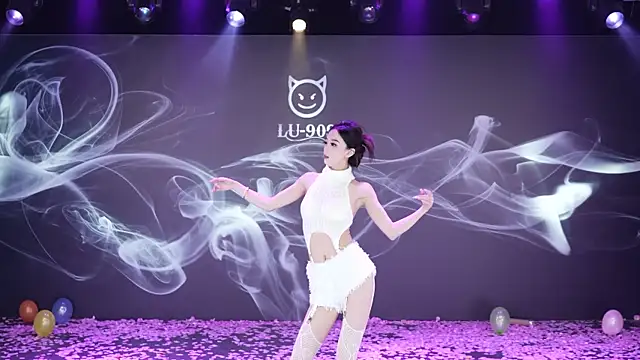 Snapshot of LU-909 chatting on 12/05/25, 08:12 LU-909 online show from 12/05/25, 08:12