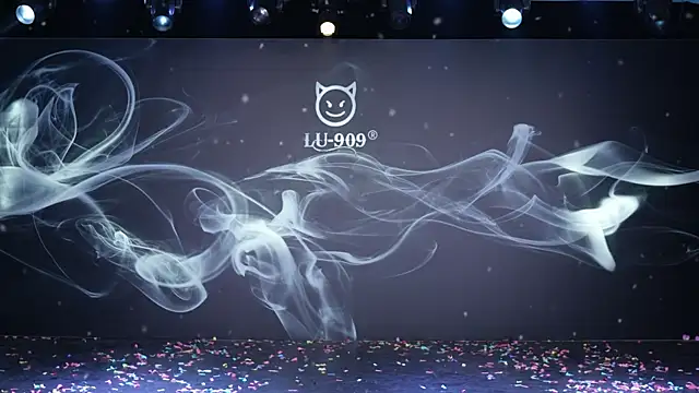 Snapshot of LU-909 chatting on 12/17/25, 12:38 LU-909 online show from 12/17/25, 12:38