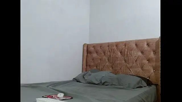 Alexx and Valentinoo online show from 11/18/25, 09:41