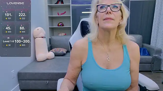 Snapshot of FitCougar chatting on 11/27/25, 09:39 FitCougar online show from 11/27/25, 09:39