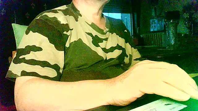 Snapshot of ALBONU73 chatting on 11/17/25, 04:13 ALBONU73 online show from 11/17/25, 04:13