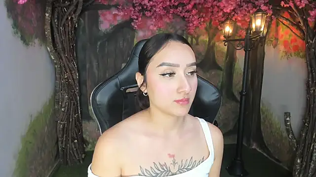 Snapshot of HorneyyQueen chatting on 11/17/25, 04:57 HorneyyQueen online show from 11/17/25, 04:57