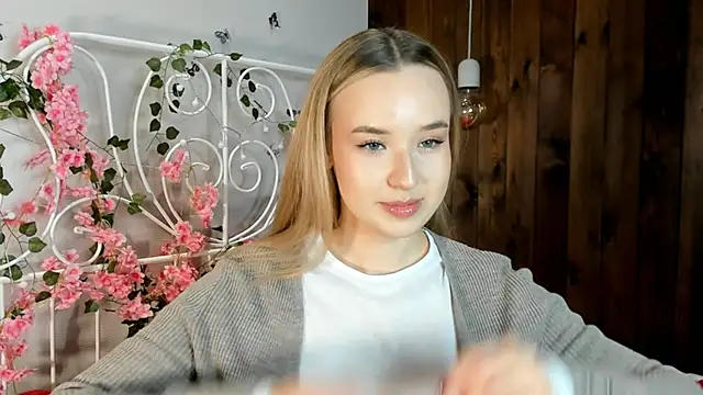 Snapshot of KristleKirst chatting on 11/18/25, 03:05 KristleKirst online show from 11/18/25, 03:05