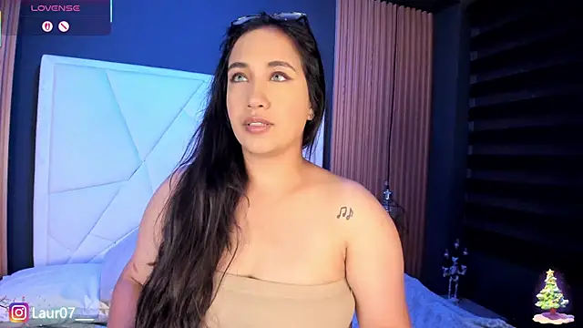 Snapshot of Lauroberts7 chatting on 12/16/25, 03:44 Lauroberts7 online show from 12/16/25, 03:44