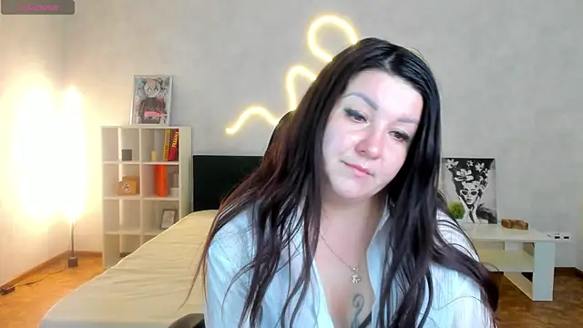 Snapshot of still__her chatting on 12/04/25, 01:04 still her online show from 12/04/25, 01:04