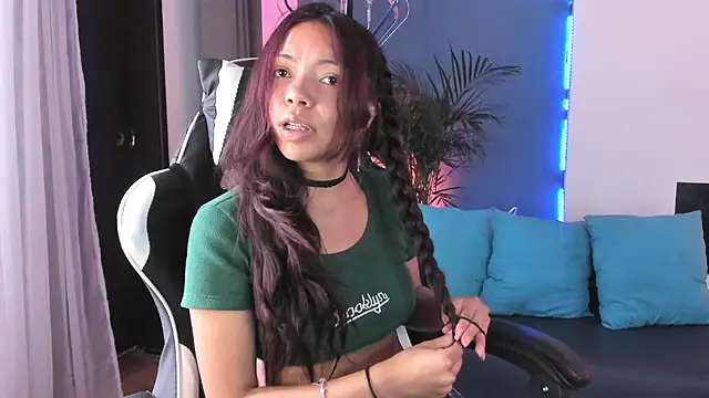 Snapshot of goddess_julieta chatting on 12/14/25, 04:12 goddess julieta online show from 12/14/25, 04:12