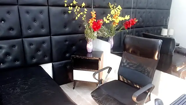 Snapshot of ChrisHott01 chatting on 12/04/25, 01:59 ChrisHott01 online show from 12/04/25, 01:59