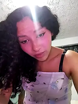 Snapshot of pettymoon1 chatting on 11/25/25, 11:27 pettymoon1 online show from 11/25/25, 11:27