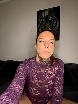 Snapshot of SexyInkedMiilfxx chatting on 11/26/25, 12:17 SexyInkedMiilfxx online show from 11/26/25, 12:17