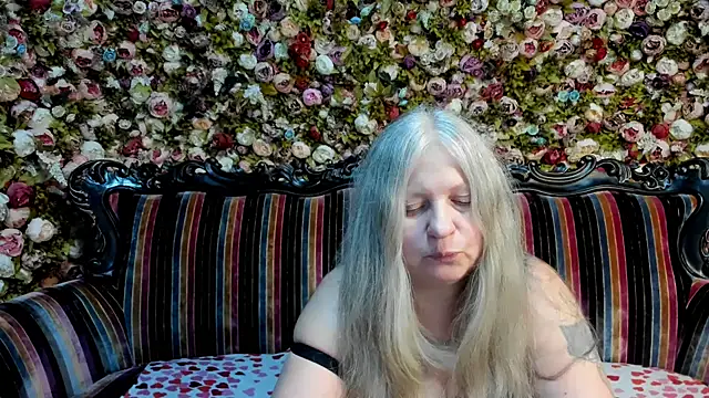 Snapshot of mariabelladonna chatting on 11/28/25, 10:12 mariabelladonna online show from 11/28/25, 10:12