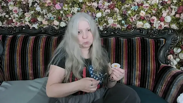Snapshot of mariabelladonna chatting on 04/22/26, 10:33 mariabelladonna online show from 04/22/26, 10:33