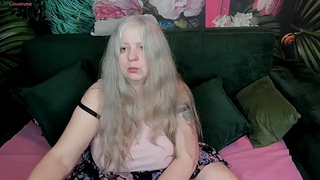 Snapshot of mariabelladonna chatting on 05/16/26, 10:36 mariabelladonna online show from 05/16/26, 10:36