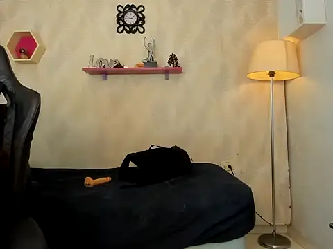 iam milu19 online show from 11/18/25, 07:40