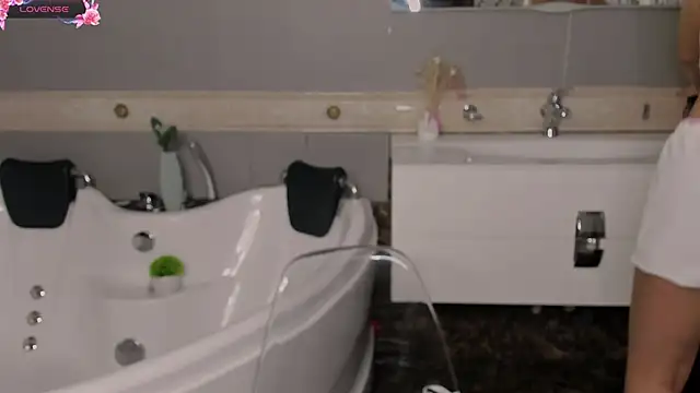 Snapshot of TracyCrawford chatting on 11/29/25, 06:05 TracyCrawford online show from 11/29/25, 06:05