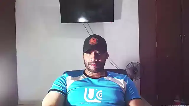 Snapshot of musclehetero chatting on 12/15/25, 06:39 musclehetero online show from 12/15/25, 06:39