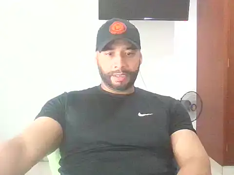 Snapshot of musclehetero chatting on 12/17/25, 11:55 musclehetero online show from 12/17/25, 11:55