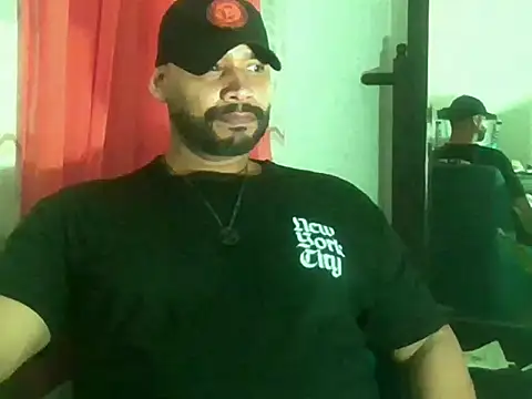 Snapshot of musclehetero chatting on 05/29/26, 04:43 musclehetero online show from 05/29/26, 04:43