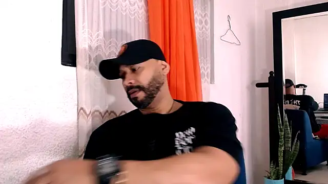 Snapshot of musclehetero chatting on 06/08/26, 03:34 musclehetero online show from 06/08/26, 03:34