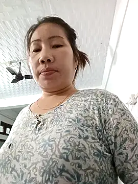 Snapshot of Reema_143 chatting on 11/22/25, 11:20 Reema 143 online show from 11/22/25, 11:20