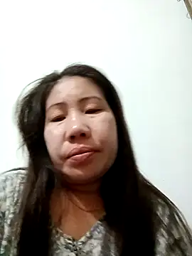 Snapshot of Reema_143 chatting on 11/25/25, 12:32 Reema 143 online show from 11/25/25, 12:32