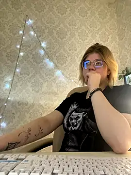 Snapshot of KrisRoyal chatting on 11/21/25, 09:30 KrisRoyal online show from 11/21/25, 09:30