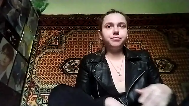 Snapshot of KikiBang chatting on 11/28/25, 08:28 KikiBang online show from 11/28/25, 08:28