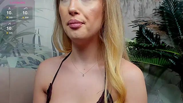 Snapshot of ChloeeBee chatting on 11/25/25, 07:03 ChloeeBee online show from 11/25/25, 07:03