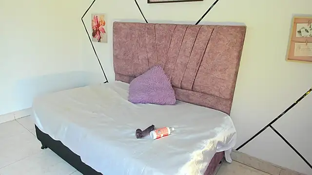 Snapshot of Julieta_Lein_ chatting on 12/03/25, 08:40 Julieta Lein online show from 12/03/25, 08:40