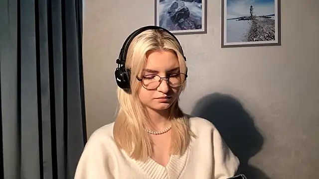 Snapshot of Cindi_Jacobs chatting on 12/17/25, 04:35 Cindi Jacobs online show from 12/17/25, 04:35