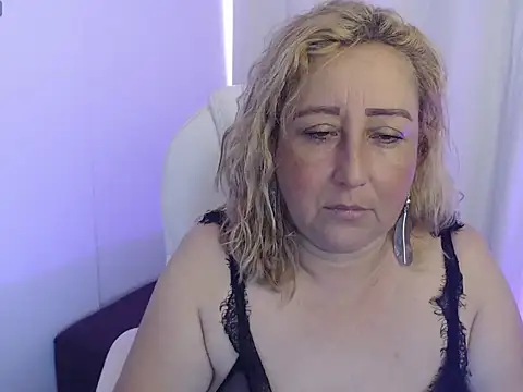 Snapshot of Perla_2026 chatting on 11/20/25, 05:01 Perla 2026 online show from 11/20/25, 05:01