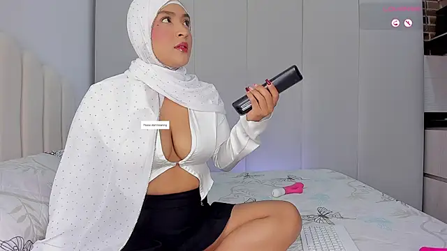 Amira-Zahra online show from 02/19/26, 09:49