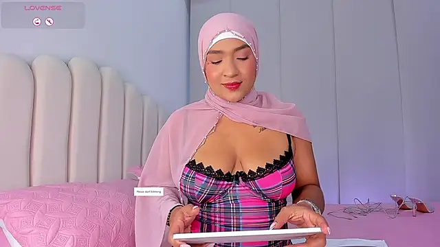Amira-Zahra online show from 06/17/26, 10:54