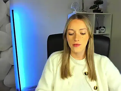 EvelynBlond online show from 11/25/25, 06:24