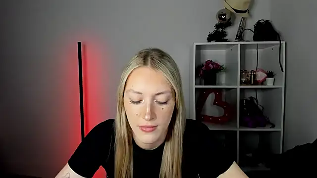 EvelynBlond online show from 07/03/26, 12:44