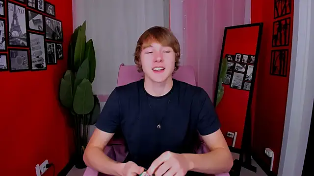 Snapshot of DonaldWoon chatting on 12/04/25, 03:54 DonaldWoon online show from 12/04/25, 03:54