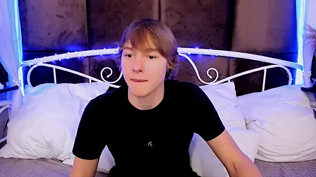 Snapshot of DonaldWoon chatting on 12/05/25, 11:30 DonaldWoon online show from 12/05/25, 11:30