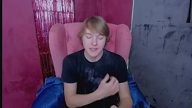 Snapshot of DonaldWoon chatting on 12/14/25, 09:52 DonaldWoon online show from 12/14/25, 09:52