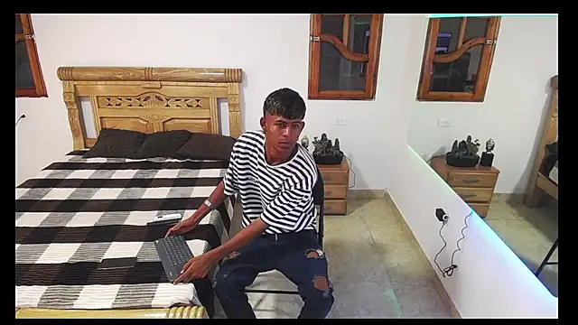 Snapshot of black_boy22_ chatting on 11/23/25, 02:44 black boy22 online show from 11/23/25, 02:44