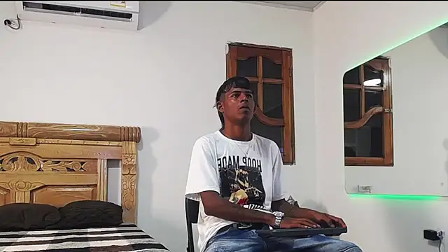 Snapshot of black_boy22_ chatting on 11/26/25, 02:01 black boy22 online show from 11/26/25, 02:01