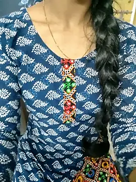 Snapshot of Roja__ chatting on 11/28/25, 09:56 Roja online show from 11/28/25, 09:56