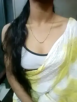 Snapshot of Roja__ chatting on 12/04/25, 09:18 Roja online show from 12/04/25, 09:18