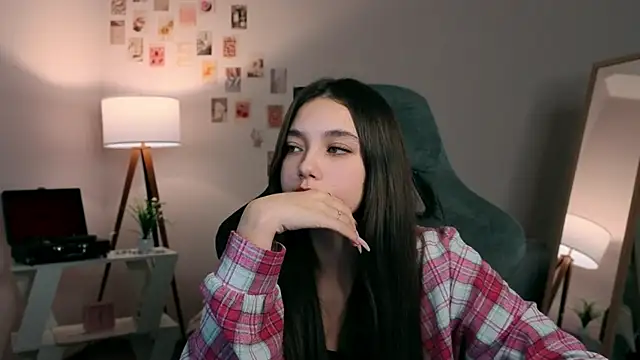 Snapshot of Vexorine chatting on 12/04/25, 07:22 Vexorine online show from 12/04/25, 07:22