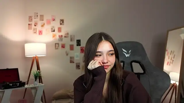 Snapshot of Vexorine chatting on 12/13/25, 08:14 Vexorine online show from 12/13/25, 08:14