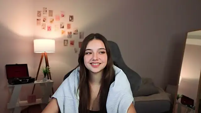 Snapshot of Vexorine chatting on 12/14/25, 07:18 Vexorine online show from 12/14/25, 07:18