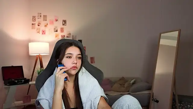 Snapshot of Vexorine chatting on 12/15/25, 06:56 Vexorine online show from 12/15/25, 06:56