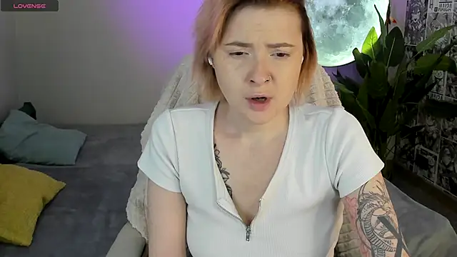 Snapshot of LaylaCookies_ chatting on 11/23/25, 05:40 LaylaCookies online show from 11/23/25, 05:40